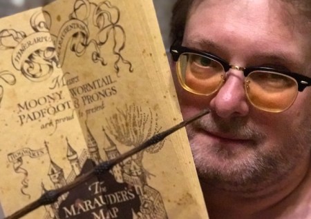 Mit Zauberstab und der Karte des Herumtreibers ausgestattet. 