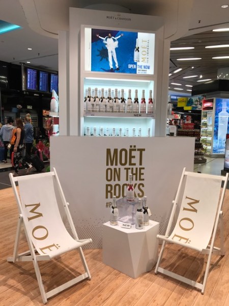 Der Stand von Moët on the Rocks am Flughafen Mallorca erregte mein Interesse.
