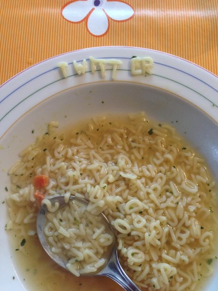 Twitter in der Buchstabensuppe.