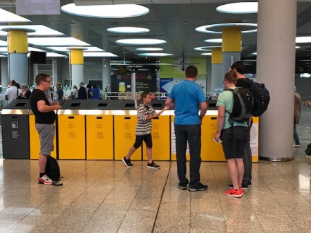 Tolle Idee am Flughafen Palma: Volle Wasserflaschen werden für die Pflanzen gesammelt.