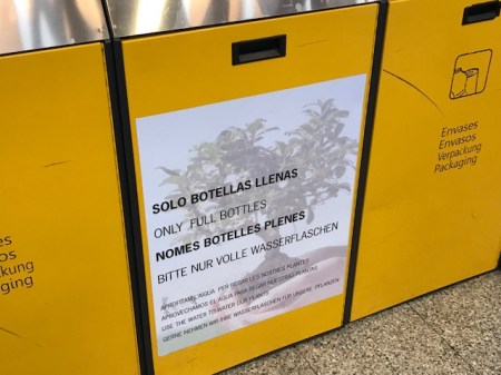 Ich habe diese besonderen Sammelcontainer für volle Wasserflaschen dieses Jahr zum ersten Mal bemerkt. 