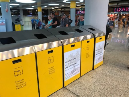 Wertstoffcontainer vor der Sicherheitskontrolle am Flughafen Palma.