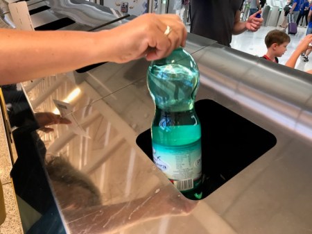 Und rein damit - die Pflanzen sollen wachsen. 