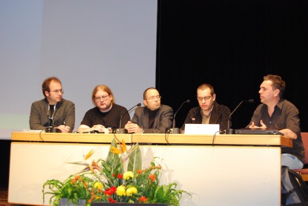 Auf dem Podium verspätete ich mich, weil ich erst mein iPhone abholen musste,. 