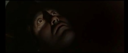 Der Graf in seiner Kiste erwacht.