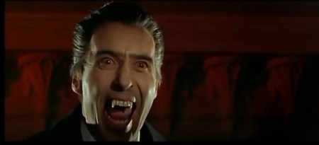 Dieses Mal spricht Dracula nicht und faucht nur. 