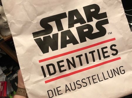 In dieser Tüte lag der Katalog ein Jahr herum.