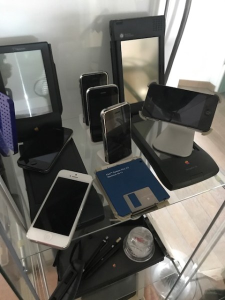 Hier stehen meine iPhones neben den Newtons.