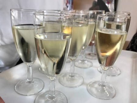 Ein Glas Sekt gab es zum Einstand. 