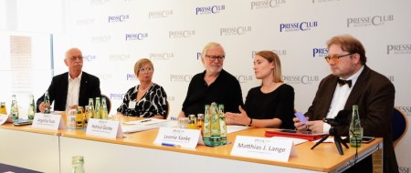 Podiumsdiskussion zur Wiedereröffnung - ich bin auch dabei. Foto: Schwepfinger