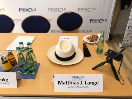 Wo der Hut liegt, ist mein Platz.