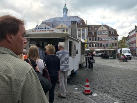 Anstehen für eine Bratwurst in Coburg