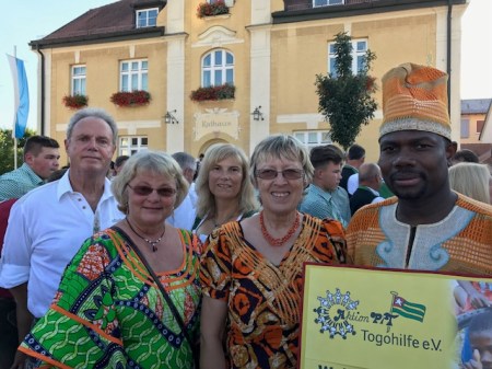 Die Togohilfe Maisach nahm am Festumzug zur Maisacher Festwoche teil.