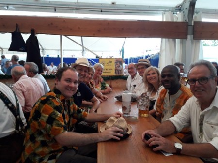 Zusammen im Festzelt.