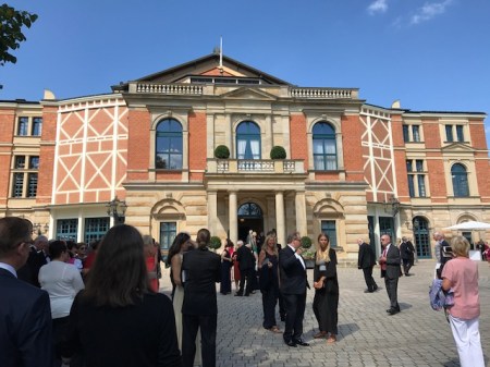 Einmal im Jahr versuche ich nach Bayreuth zu kommen.