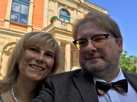 Das Selfie vor dem Festspielhaus mit Doris Ortlieb. Danke, dass sie mich begleitet, obwohl Wagner nicht so ihr Ding ist.
