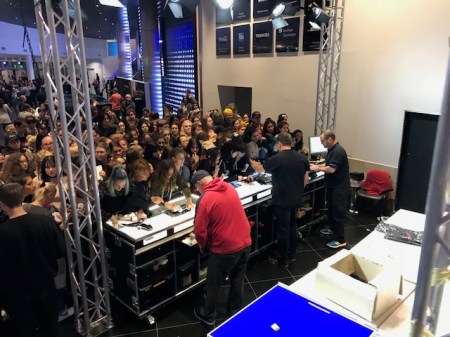 Der Merch-Stand war ausverkauft.