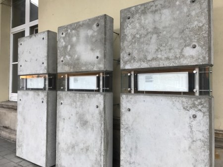 Ein Denkmal am Hofer Hauptbahnhof.