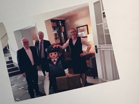 Landesbischof Heinrich Bedford-Strohm bei Besuch im Romantik Hotel Goldene Traube mit Familie Glauben. 