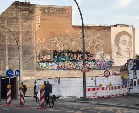Straßenbild am Berliner Ostbahnhof. 
