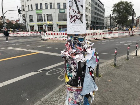 Wildes Plakatieren in Berlin.