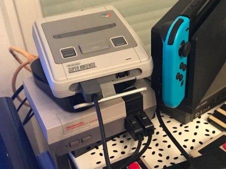 Das SNES im heimischen Betrieb - nebenan andere Nintendo-Konsolen.