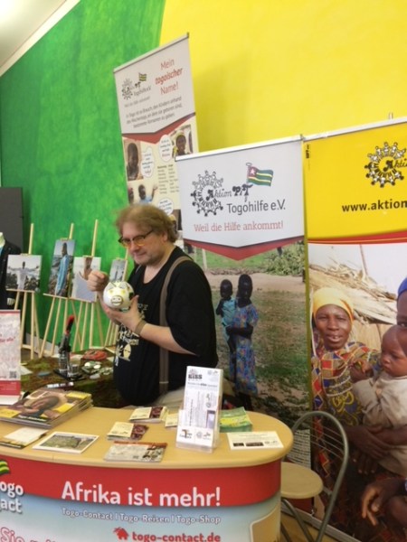 Bei einer Messe in München verkaufe ich den Kalender. 