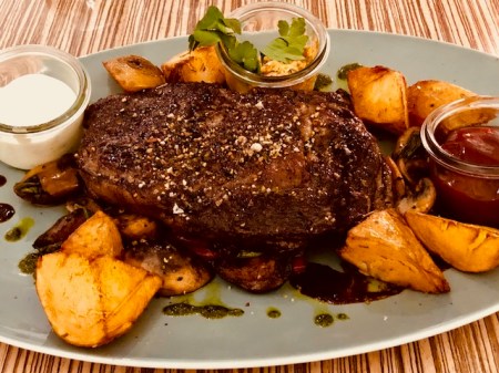 Steak, blutig, wie es sich gehört. 