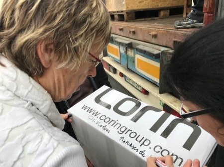 Margret Kopp beschriftet die Pakete für künstliche Hüften. 