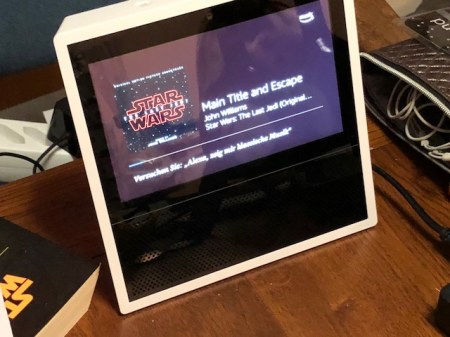 Amazon Show und seine Kollegen Echo und Dot leisten zu Hause einen guten DIenst. 