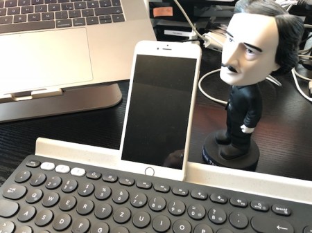 Nette Idee, aber den Ständer für das iPhone brauche ich nicht. 