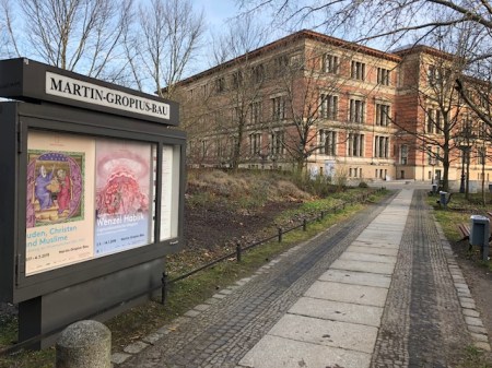 Der Weg zur Südseite des Martin Gropius Baus zur Installation Unterton.