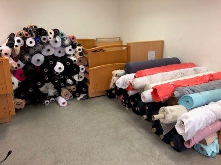 Über zwei Tonnen Stoffe für Togo mussten abgeladen und verstaut werden. 