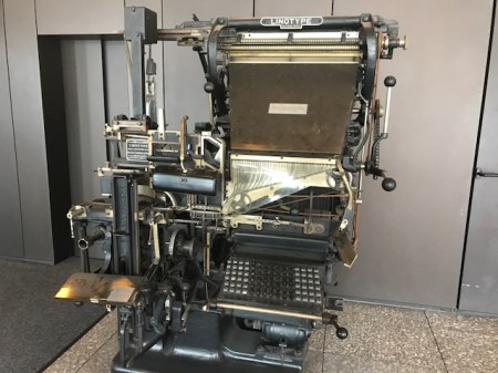 Diese Setzmaschine steht im Eingang des Nürnberger Zeitungsverlages.