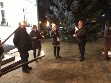 Bürgermeister Hans Seidel versorgte uns mit Fackeln. 