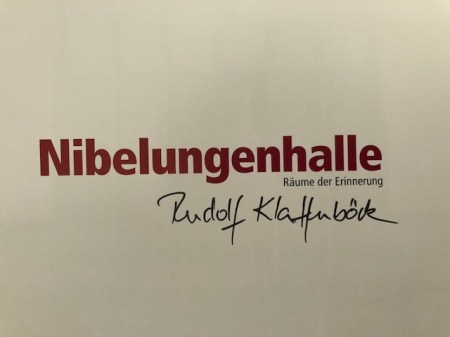 Sogar ein Buch mit Autogramm hab ich erwischt.
