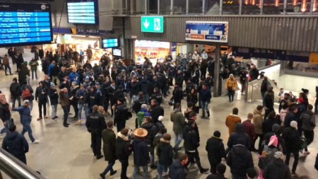 Polizei musste im Münchner Hauptbahnhof einziehen, um unter Fußballfans keine Eskalation zuzulassen. 