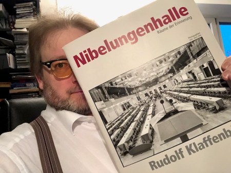 Wer in Passau ist, sollte nach diesem Buch Ausschau halten: 