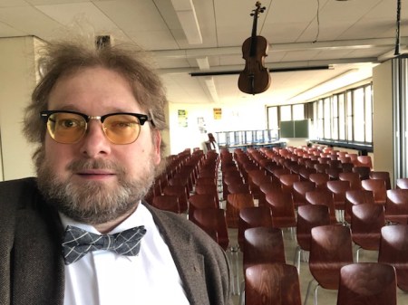 Noch ist der Saal leer, aber in einer Stunde war er voll besetzt und ich durfte über Schülerzeitungen sprechen.