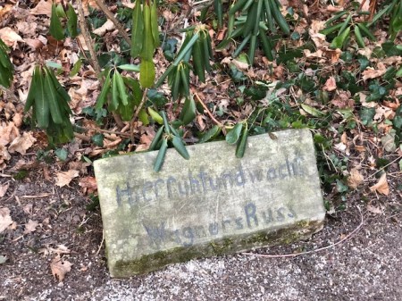 Das Grabschild für Russ im Garten der Villa Wahnfried in Bayreuth.