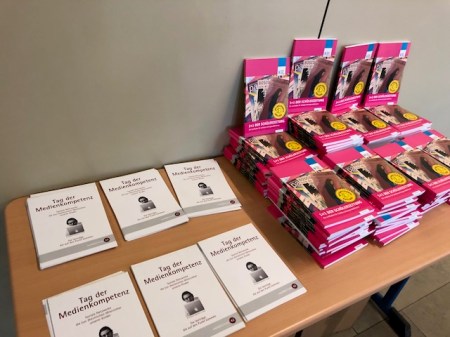 Das Buch 1x1 der Schülerzeitung, herausgegeben von der HSS, legte ich aus. 