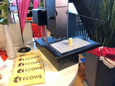 Auf weiße Schokolade (!) wurde ein Logo gedruckt.