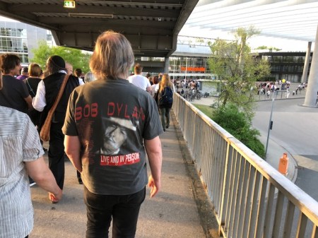 Fans auf dem Weg zur Frankenhalle, in der Bob Dylan gastiert. 