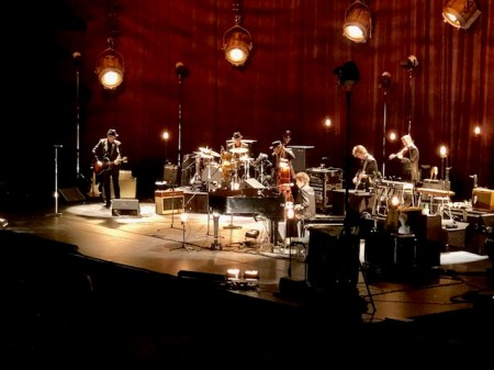 Tolle Bühne, tolle Atmosphäre und Bob Dylan in weißen Cowboystiefeln. 