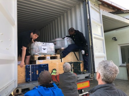 Ehrenamtliche Kräfte beladen einen Container für Togo. 
