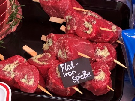 In der Auslage lachten mich diese Flat-Iron-Spieße von Matthias Endrass an.