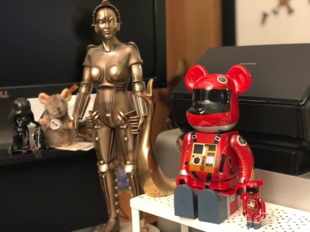 Meine 2001-Bearbrick-Bären stehen neben Maria aus Metropolis.