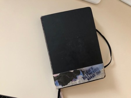 So unscheinbar sieht das Notizbuch von Edda aus. Darin sind Kunstwerke enthalten. 