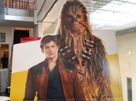 Der Affe spielt besser.