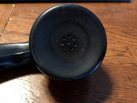 Der Hörer passt ideal zwischen Schulter und Ohr.